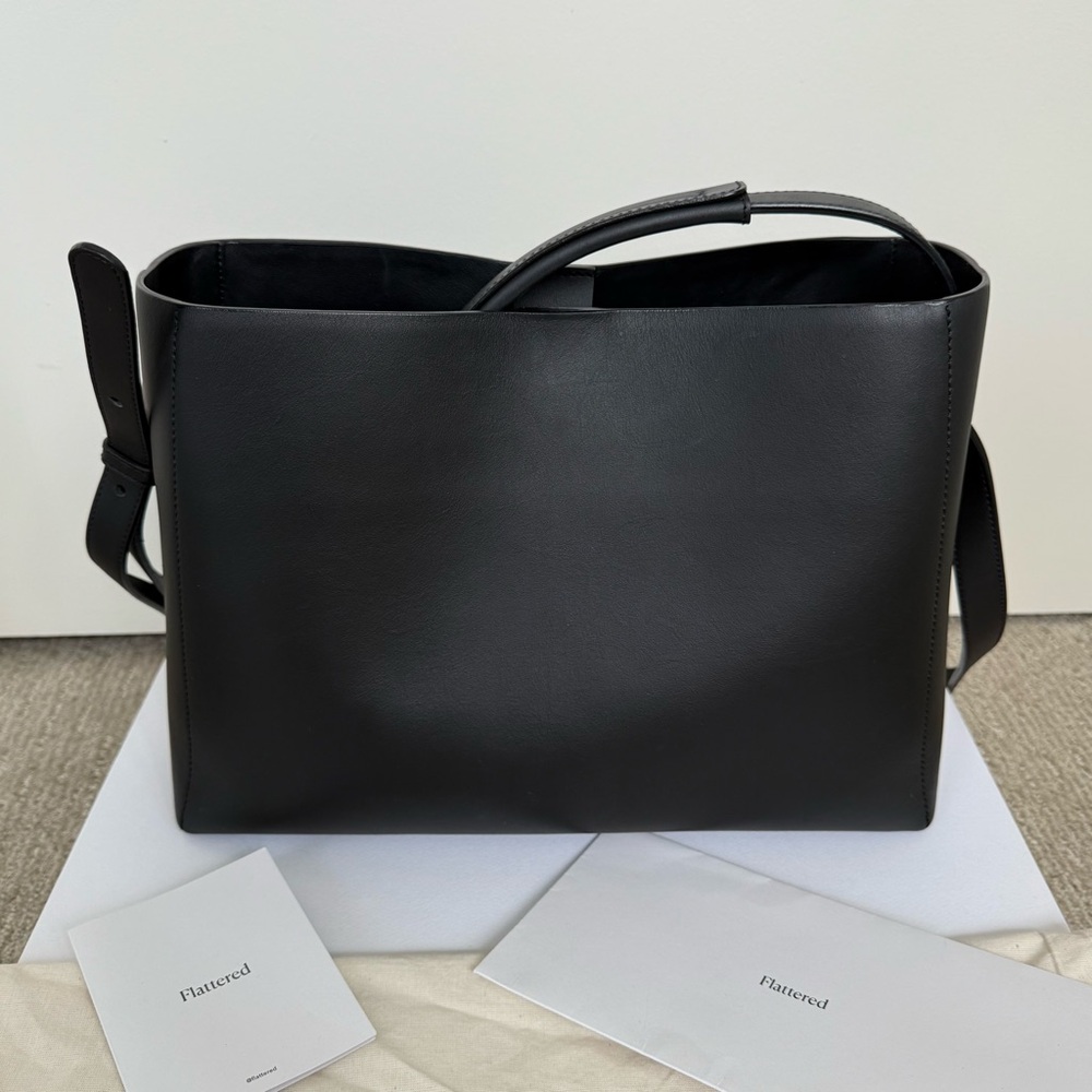 Flattered Classic Leather Bag. Scandinavian Minimalist Brand. Hedda Grande Tote. - Picture 14 of 16